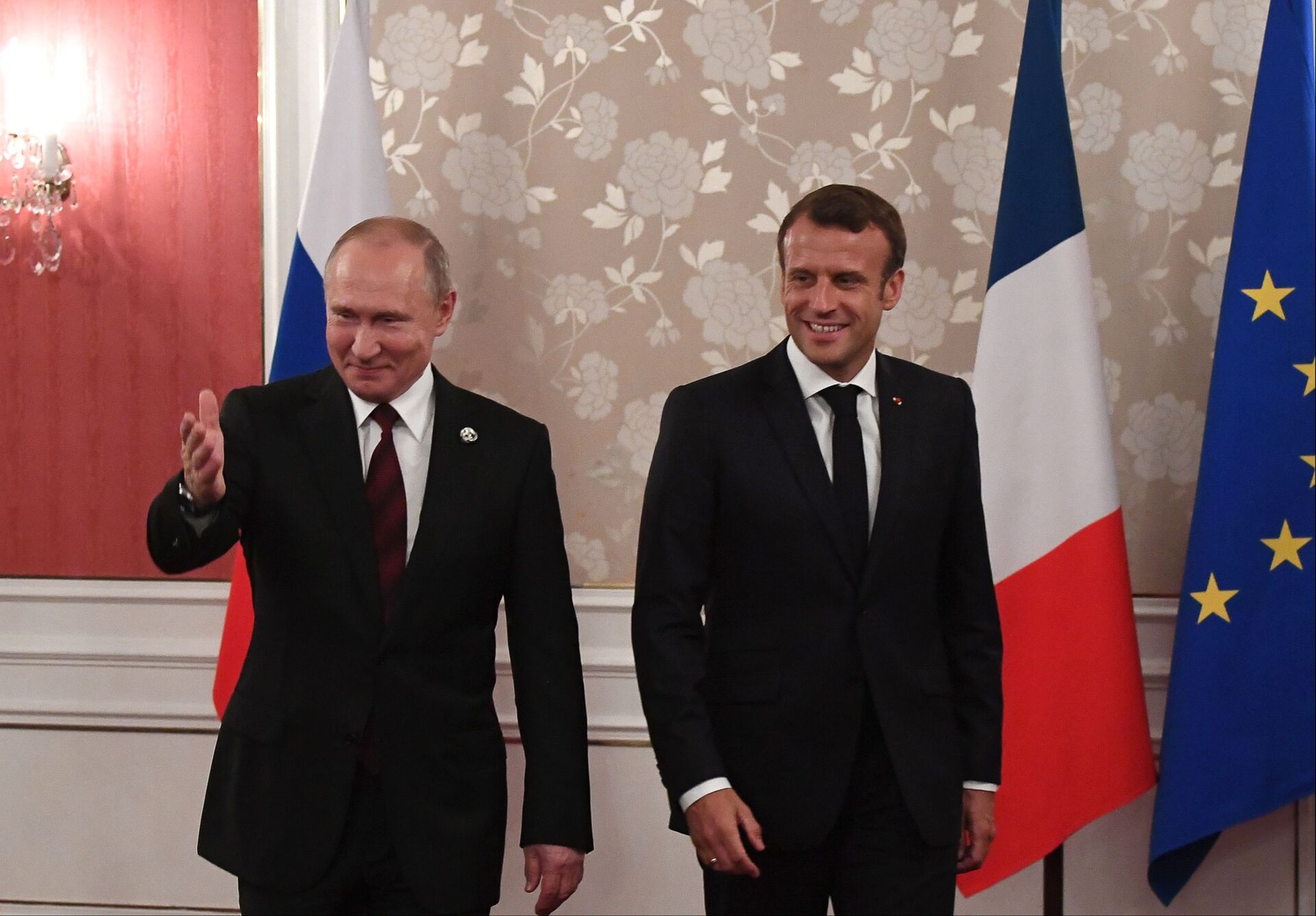 Председници Русије и Француске Владимир Путин и Емануел Макрон током разговора у Осаки - Sputnik Србија, 1920, 27.01.2022