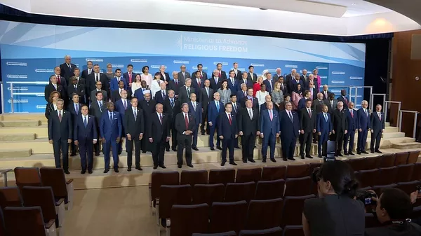 Помпео између Дачића и Пацолија на заједничкој фотографији Помпео између Дачића и Пацолија на заједничкој фотографији - Sputnik Србија