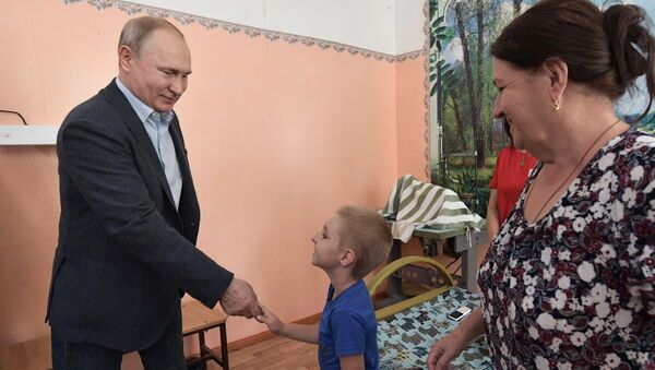 Путин обећао дечаку да ће пратити обнову његовог вртића (видео) - Sputnik Србија