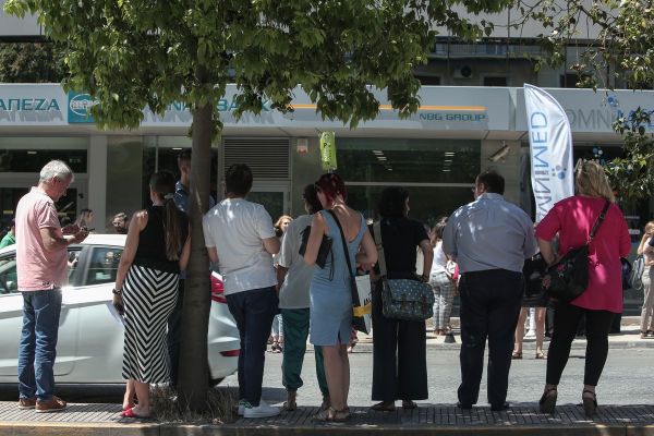 Јак земљотрес код Атине, грађани у паници напуштали зграде, без струје делови града (видео) - Sputnik Србија