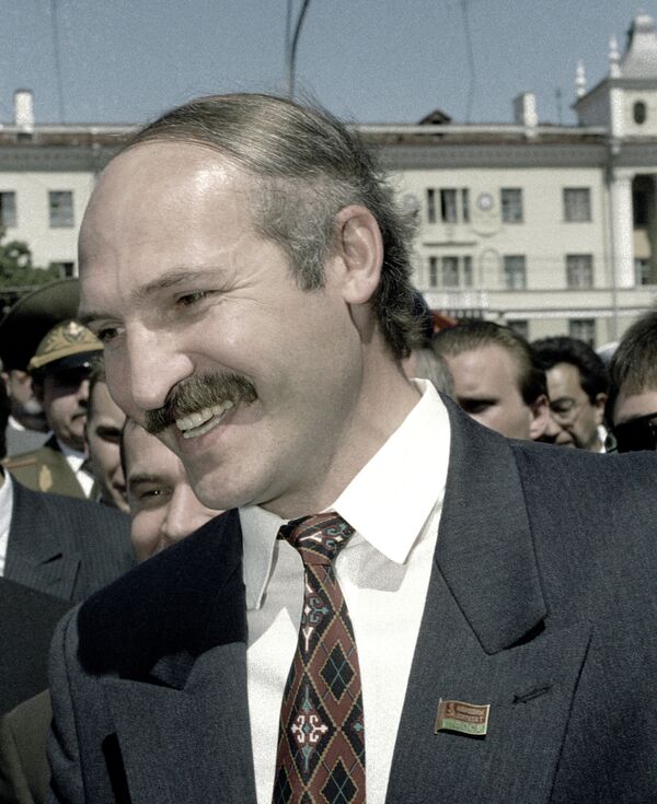 Осмех победника: Александар Лукашенко разговара са бирачима на улици у Минску, 20. јула 1994. године. - Sputnik Србија