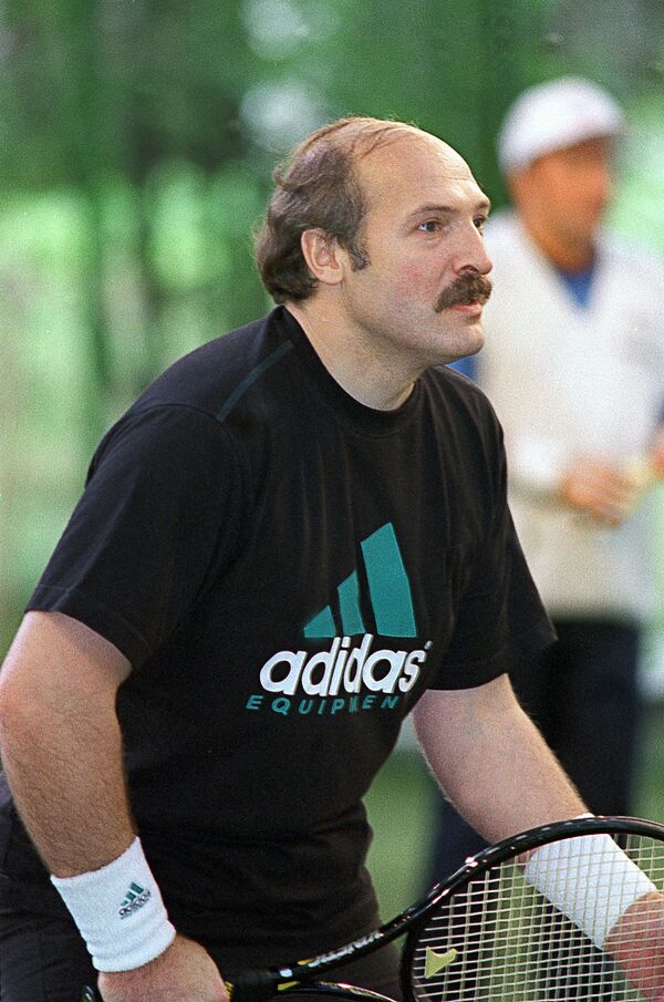 Председник Белорусије Александар Лукашенко на тениском терену 1995. године. - Sputnik Србија