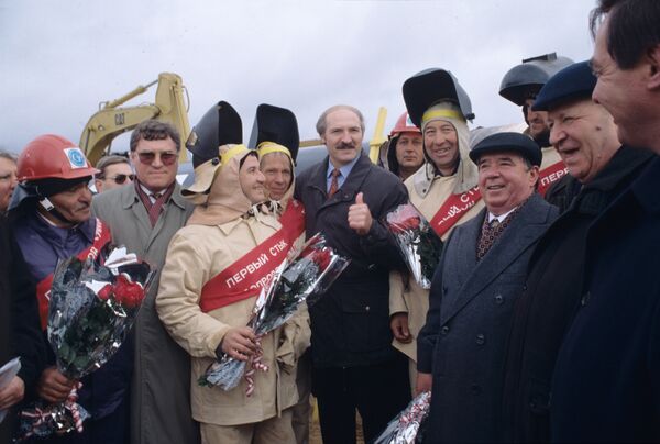 Александар Лукашенко, председник Белорусије, на отварању првог дела гасовода „Јамал—Европа“ на белоруској територији 1996. године. - Sputnik Србија