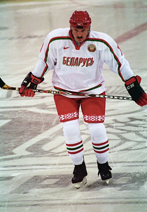 Aleksandar Lukašenko tokom hokejaškog meča protiv ekipe moskovske vlade 2003. godine. - Sputnik Srbija