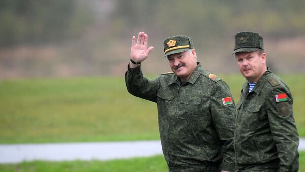 Presednik Belorusije Aleksandar Lukašenko i ministar odbrane Andrej Ravkov na rusko-beloruskim vojnim vežbama Zapad-2017 - Sputnik Srbija