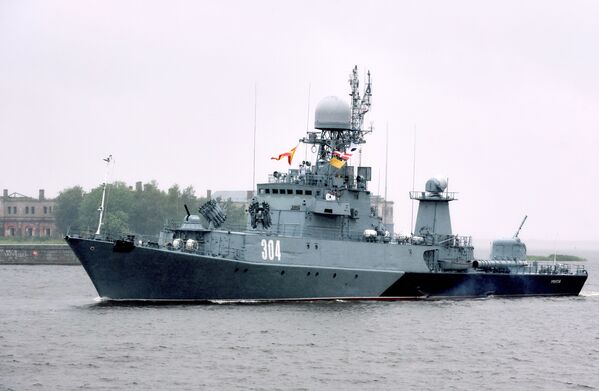 Мали противбродски брод „Уренгој“ на проби параде у част Дана руске морнарице у Кронштату - Sputnik Србија