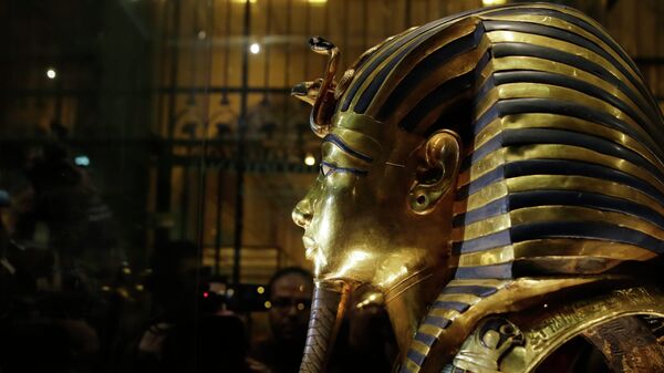 Zlatna maska kralja Tutankamona u Egipatskom muzeju u Kairu - Sputnik Srbija