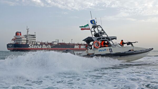 Patrolni brod iranske Revolucionarne garde patrolira oko britanskog tankera Stena Impero. - Sputnik Srbija