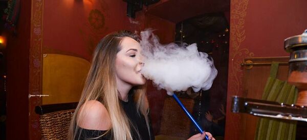 Uživanje u pušenju nargile. - Sputnik Srbija