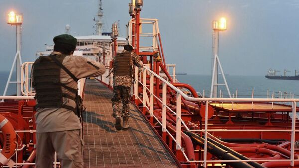 Vojnici Iranske garde ulaze na britanski tanker - Sputnik Srbija