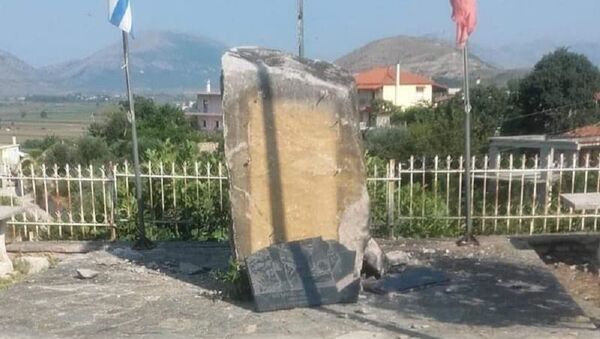 Albanci uništili spomenik posvećen grčkom borcu - Sputnik Srbija
