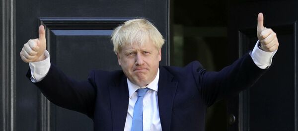 Борис Џонсон испред седишта Конзервативне партије након званичног објављивања резултата гласања. 160 000 чланова Конзервативне партије изабрало је Џонсона за партијског лидера. Борис Џонсон испред седишта Конзервативне партије након званичног објављивања резултата гласања. 160 000 чланова Конзервативне партије изабрало је Џонсона за партијског лидера. - Sputnik Србија