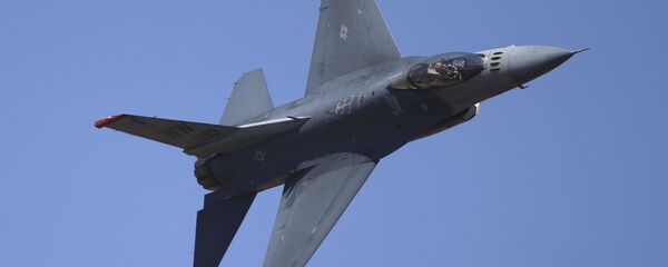 Амерички ловац Ф-16 изводи акробације Амерички ловац Ф-16 изводи акробације - Sputnik Србија