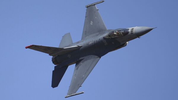 Američki lovac F-16 izvodi akrobacije - Sputnik Srbija