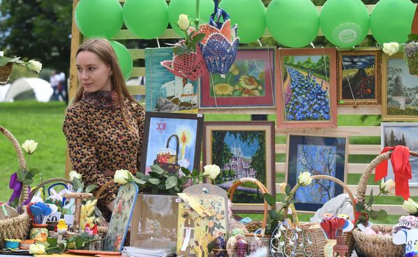 Žena prodaje slike i rukotvorine na festivalu slovenske umetnosti „Rusko polje“ u Moskvi. - Sputnik Srbija