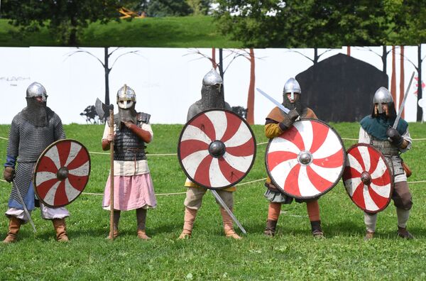 Učesnici festivala obučeni su kao ratnici tokom vojnih igara. - Sputnik Srbija