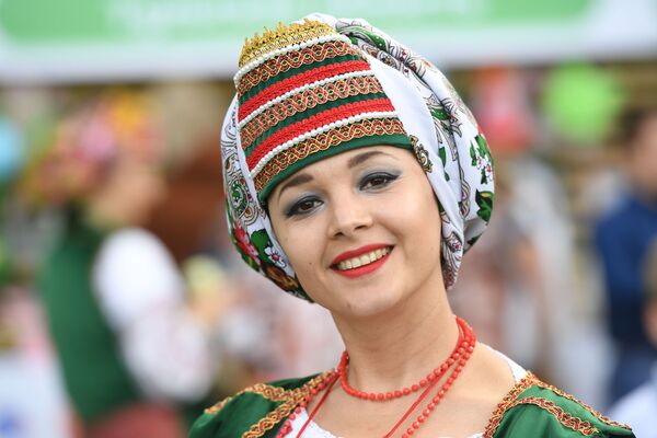 Devojka u narodnoj nošnji učestvuje na festivalu slovenske umetnosti „Rusko polje“ u parku Kolomensko u Moskvi. - Sputnik Srbija
