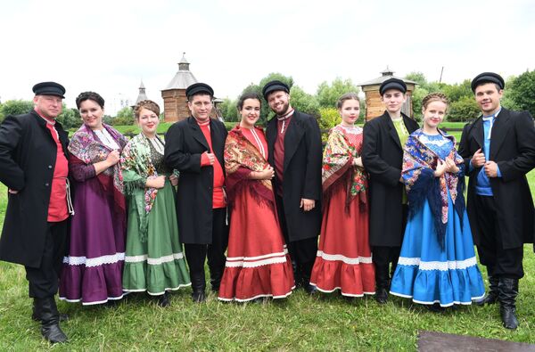 Učesnici festivala „Rusko polje“ slovenske umetnosti u Moskvi nose nacionalne ruske kostime. - Sputnik Srbija