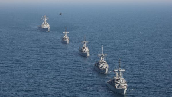 Brodovi američke ratne mornarice razarači Devastejtor, Gladijator, Sentri, Dekstrou, Mejson i helikopter Si dragon u Arapskom moru - Sputnik Srbija