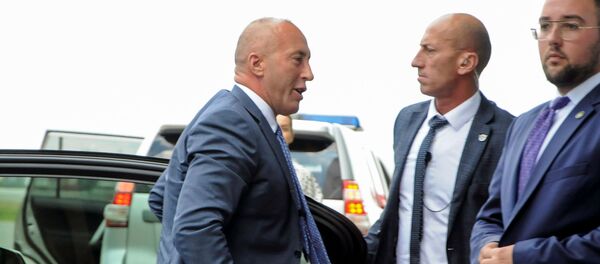 Bivši premijer privremenih institucija u Prištini Ramuš Haradinaj na prištinskom aerodromu pre odlaska u Hag Bivši premijer privremenih institucija u Prištini Ramuš Haradinaj na prištinskom aerodromu pre odlaska u Hag - Sputnik Srbija