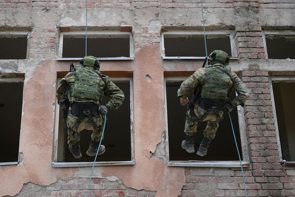 Сурова обука падобранаца који први одговарају у случају удара на Србију (фото) Сурова обука падобранаца који први одговарају у случају удара на Србију (фото) - Sputnik Србија