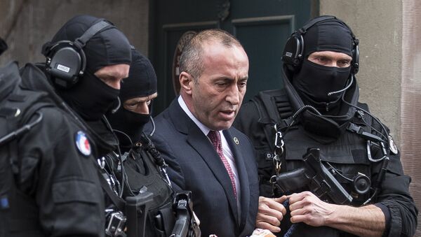 Ramuš Haradinaj tokom privođenja u gradu Kolmaru u Francuskoj - Sputnik Srbija