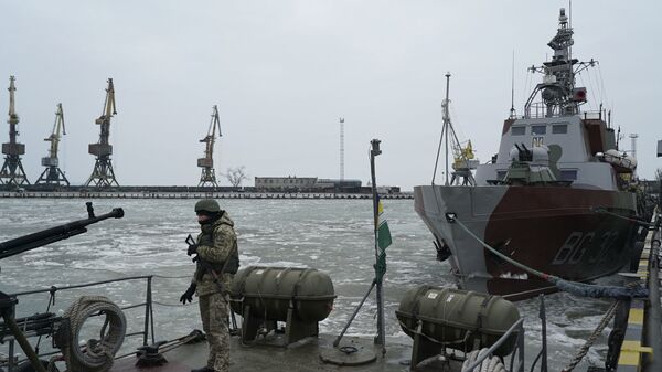Украјински војник поред патролног брода у луци Мариупољ - Sputnik Србија