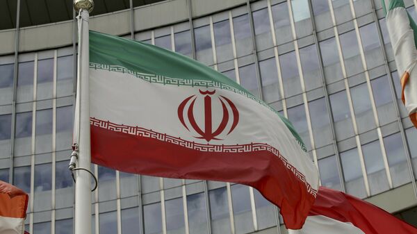 Iranska zastava ispred zgrade Međunarodne agencije za atomsku energiju u Beču - Sputnik Srbija
