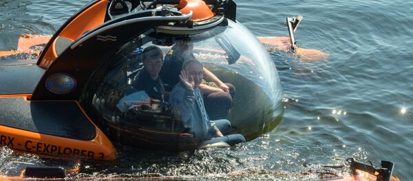 Predsednik Rusije Vladimir Putin u batiskafu pre zaranjanja na dno Finskog zaliva - Sputnik Srbija