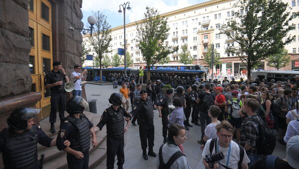Припадници полиције блокирају улицу у којој је зграда градске управе на протесту опозиције у Москви - Sputnik Србија