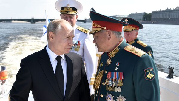Владимир Путин на паради Ратне морнарице Русије - Sputnik Србија