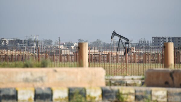 Налазиште нафте у предграђу Дејр ел Зора у Сирији - Sputnik Србија