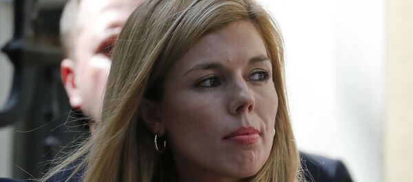 Devojka Borisa Džonsona je ovih dana jedna od glavnih tema britanskih tabloida. - Sputnik Srbija