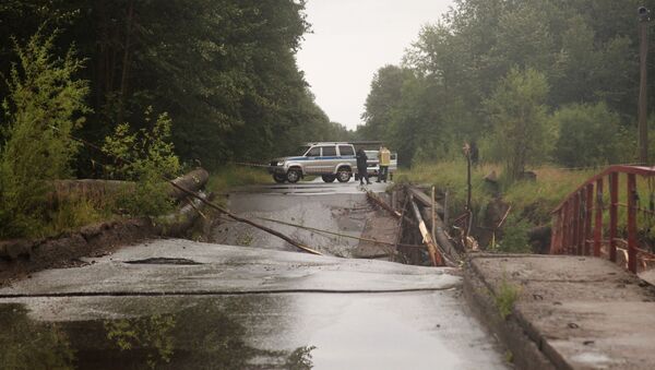 Мост срушен у поплавама на реци Солзан у Иркутској области Русије - Sputnik Србија