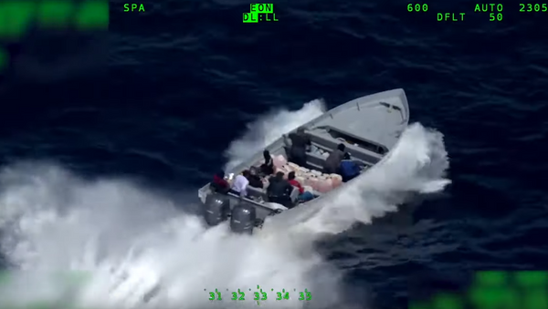 Krijumčari droge beže motornim čamcem od policije - Sputnik Srbija
