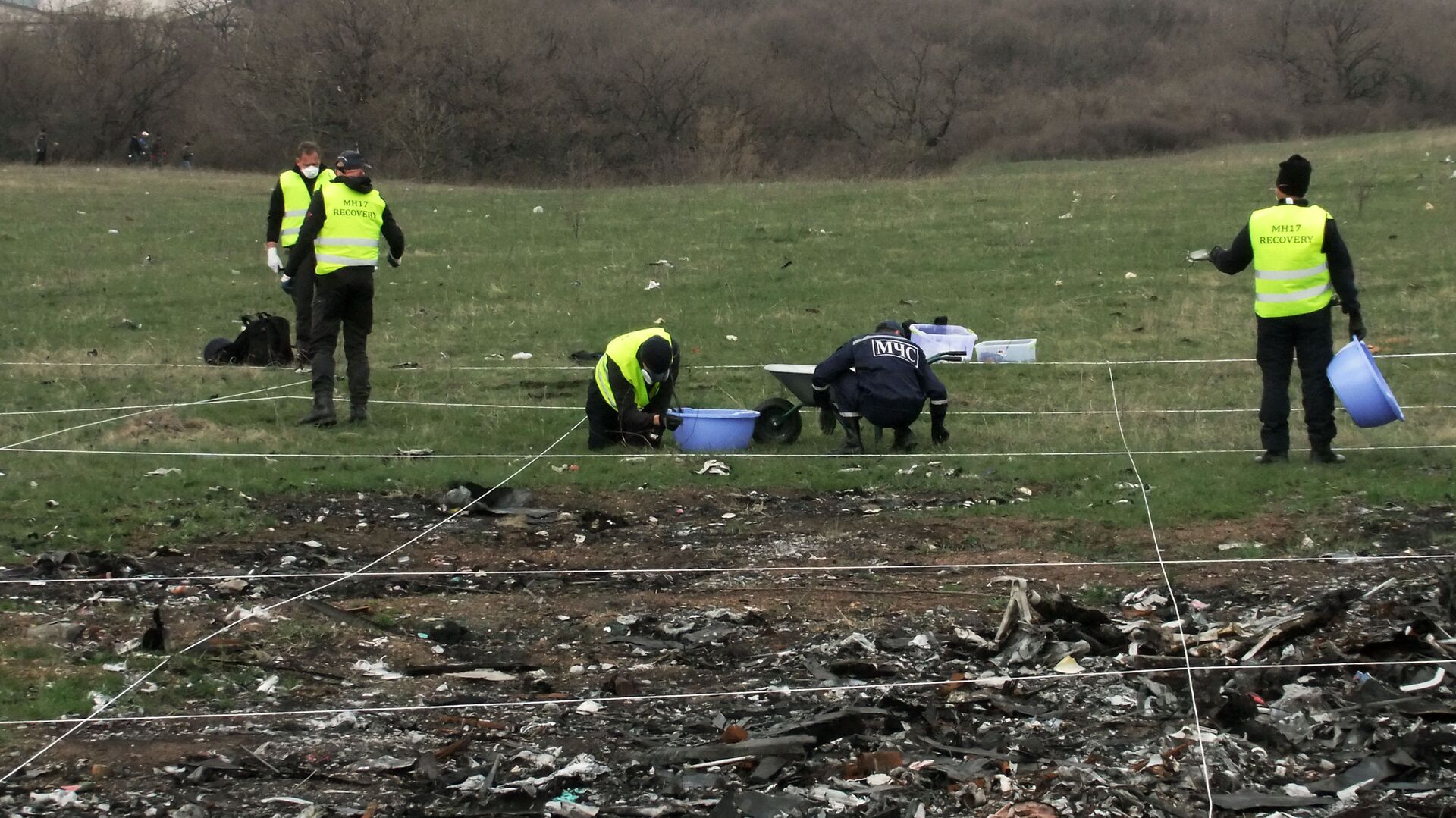 Eksperti iz Holandije i Malezije rade na mestu rušenja malezijskog aviona Boing na letu MH17 iz Amsterdama za Kuala Lumpur - Sputnik Srbija, 1920, 26.01.2022