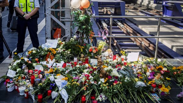 Цвеће и свеће на месту монструозног убиства осмогодишњег дечака у Франкфурту - Sputnik Србија