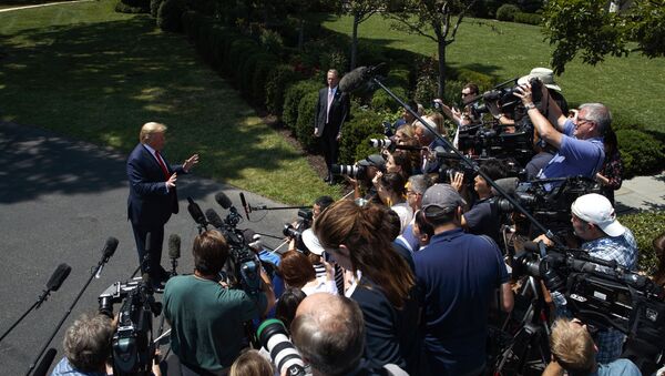 Predsednik Sjedinjenih Američkih Država Donald Tramp okružen predstavnicima medija - Sputnik Srbija