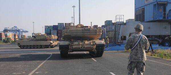 Утовар америчких тенкова М1А2 Абрамс у луци Констанца у Румунији - Sputnik Србија