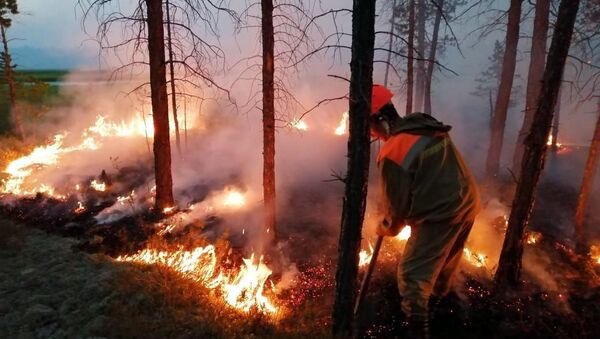 Ватрогасци се боре са пожарима у Јакутији - Sputnik Србија