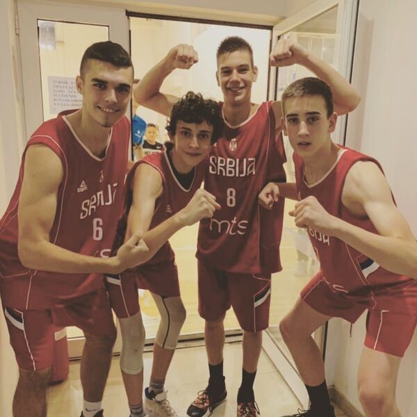 Црна Гора грубим политичким фаулом спречила суперталентованог кошаркаша да игра за Србију Црна Гора грубим политичким фаулом спречила суперталентованог кошаркаша да игра за Србију - Sputnik Србија