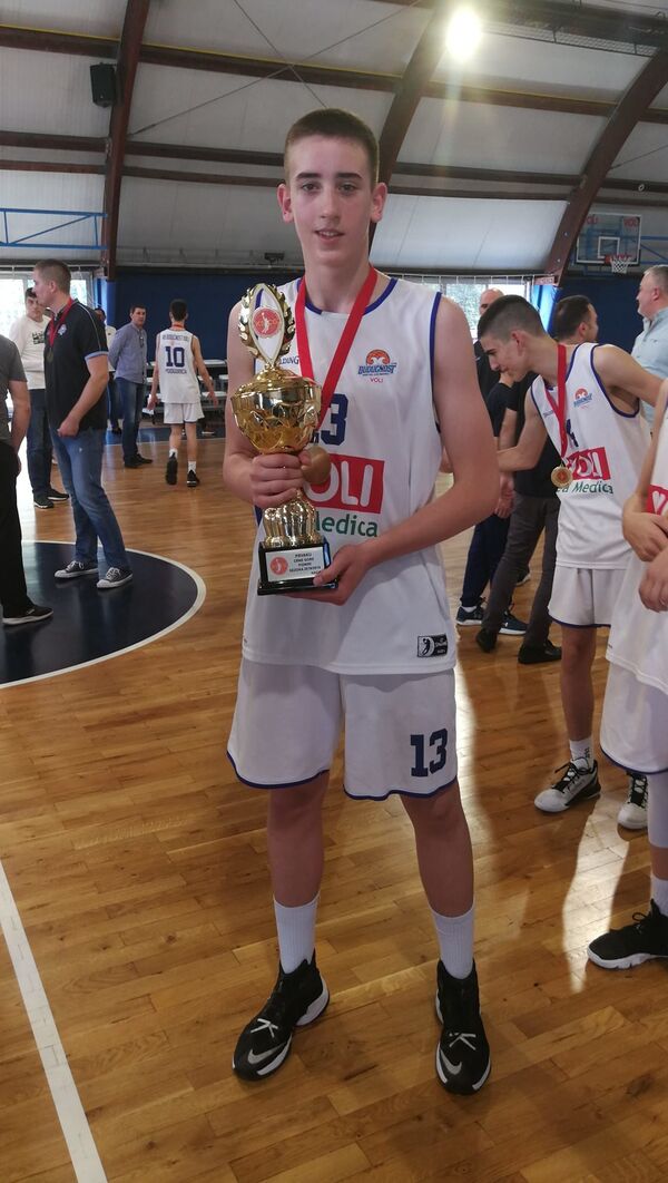 Црна Гора грубим политичким фаулом спречила суперталентованог кошаркаша да игра за Србију Црна Гора грубим политичким фаулом спречила суперталентованог кошаркаша да игра за Србију - Sputnik Србија