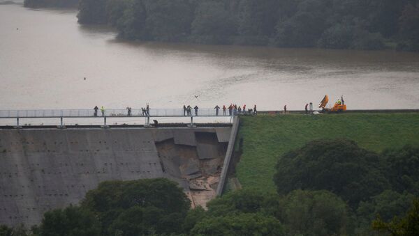 Naprsla brana na reci u blizini grada Vejli Bridž u Engleskoj - Sputnik Srbija