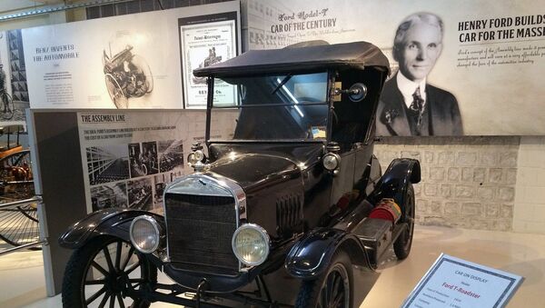 Фордов Модел Т  - први аутомобил који је ушао у масовну производњу   - Sputnik Србија
