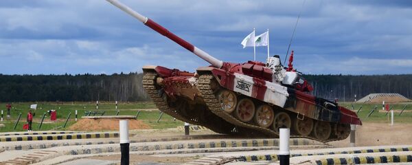 Тенк Т-72Б3 са посадом Русије током индивидуалне трке прве етапе Тенковског биатлона - Sputnik Србија