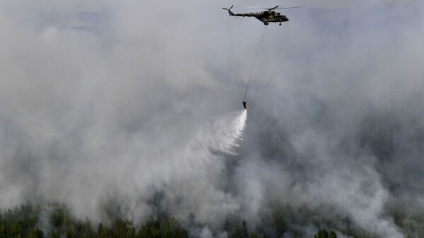 Хеликоптер Ми-8 гаси пожар у Краснојарском крају Русије - Sputnik Србија