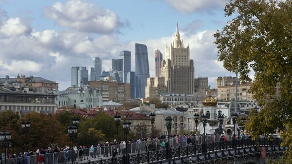 Pogled na zgradu Ministarstva spoljnih poslova Rusije i poslovni centar Moskva siti - Sputnik Srbija