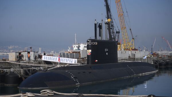 Dizel-električna podmornica Projekta 636,3 Veliki Novgorod u luci vojno-pomorske baze u Novorosijsku - Sputnik Srbija