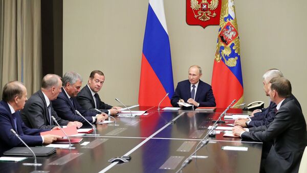 Predsednik Rusije Vladimir Putin i premijer Dmitrij Medvedev na sastanku Saveta bezbednosti Rusije - Sputnik Srbija