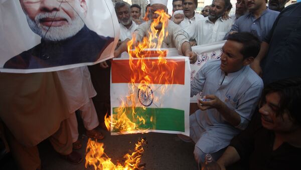 Pakistanci pale zastavu Indije na mitingu podrške indijskom Kašmiru - Sputnik Srbija